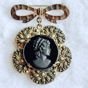 Vintage Victorian Stule Black and Gold Cameo Pendant Locket